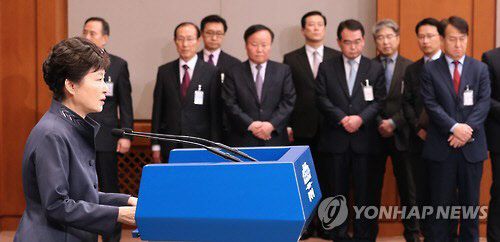 <자료사진> 대국민사과하는 박 대통령과 배석한 참모진 서울=연합뉴스) 백승렬 기자 = 박근혜 대통령이 25일 청와대 춘추관 대브리핑실에서 '최순실 의혹'에 관해 대국민 사과를 하고 있다. 2016.10.25 srbaek@yna.co.kr